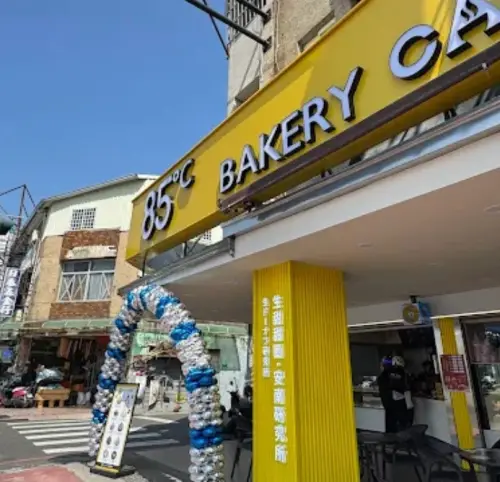 ▲記者台南老家附近的85度C也晉升為黃色招牌的「安南研究所」！（圖/Google評價）