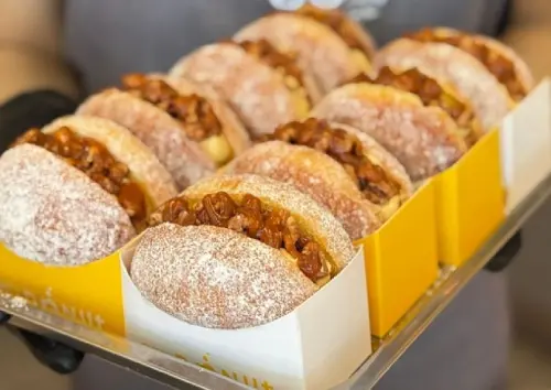 ▲85度C力拼再轉型，全台已經有18間門市投入販售生甜甜圈的行列，各家門市開售之後銷量都非常好，網路討論熱度很高。（圖/85度C官網）