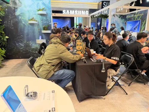 ▲三星Galaxy S26今開放首批預約取機，容量可小升大且加送一票難求的TWICE演唱會門票，吸引粉絲排隊卡位換機。（圖／記者周淑萍攝）