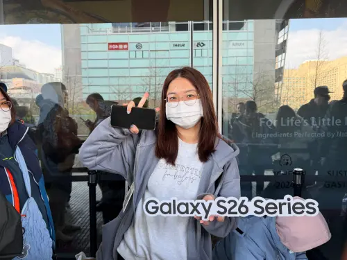 ▲三星S26在微風南山旗艦店首賣日推出排隊送TWICE演唱會門票，李小姐直言就是為了演唱會提早換手機，將原本的S24+升級為S26 Ultra。（圖／記者周淑萍攝）