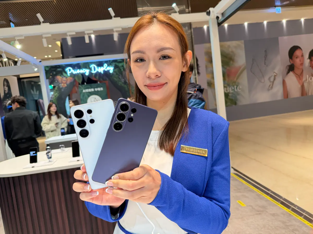 ▲三星Galaxy S26系列今（13）日在微風南山旗艦體驗館舉辦排隊取貨活動，現場送出150張TWICE演唱會門票。（圖／記者周淑萍攝）