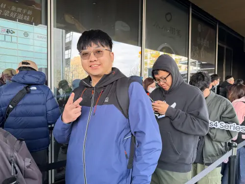 ▲已經有iPhone 17 Pro 的吳先生提到，因為演唱會門票真的太難搶，所以乾脆買一台最新演唱會神器S26 Ultra，有手機還可以看演唱會。（圖／記者周淑萍攝）