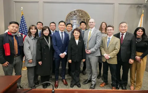 ▲台中市政府訪美團拜訪姊妹市曼徹斯特，我國外交部駐波士頓辦事處處長廖朝宏（前左四）到場陪同。（圖／台中市政府提供，2026.03.13）