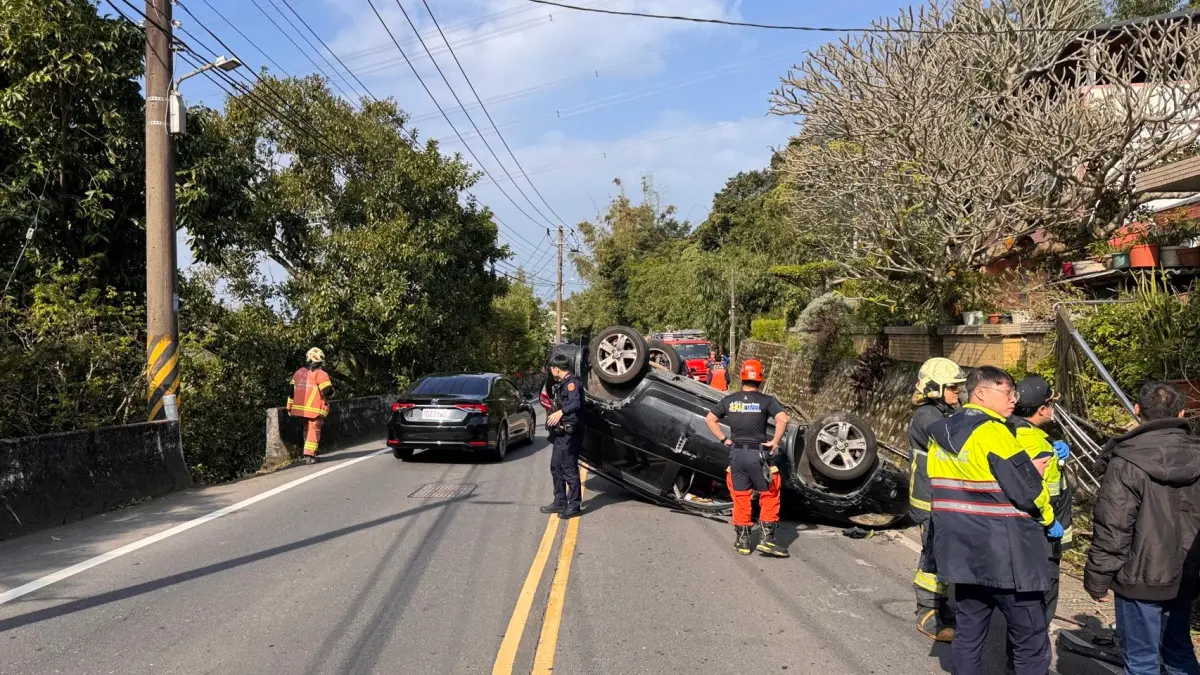 ▲新北市淡水區今（13日）上午一對姊弟準備去山區掃墓時，疑似操作失控自撞邊坡後翻覆。（圖／警方提供）