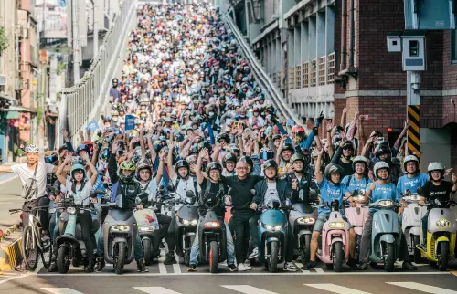 ▲昔日陸學森（中）與廣大車主開心合影，如今卻因債務失聯，留下震驚的車主與錯愕的市場。（圖／翻攝自Gogoro Taiwan）