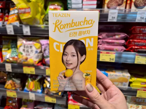 ▲全新「TEAZEN康普茶-柚子口味5gx10入」，盒裝還印有TWICE成員周子瑜。（圖／全聯提供）