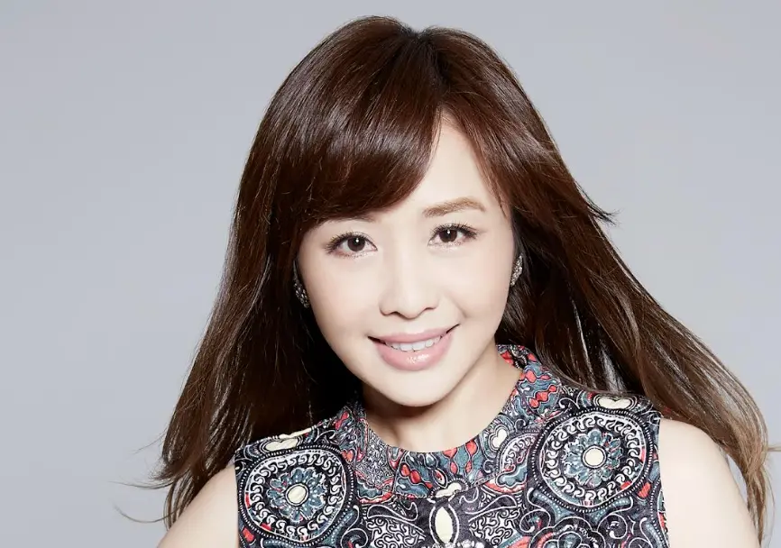 ▲豬哥亮雖然已離世，但與他相關的故事和傳說，依舊是人們的話題。歌手吳淑敏（如圖）分享，她過去到馬來西亞作秀時，一度撞邪，當時她聽說把別人照片放枕頭下可避邪，靈機一動隨手把豬哥亮照片放在枕頭下，果然一覺到天亮。（圖／高雄流行音樂中心提供）