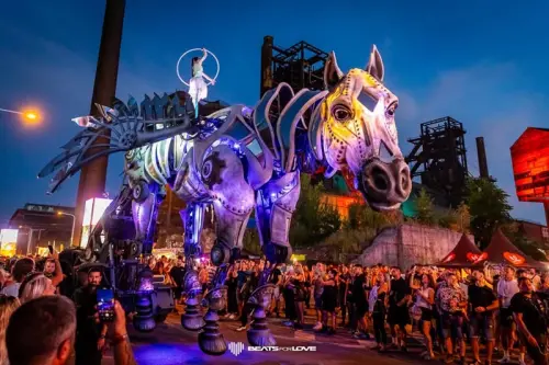 ▲來自法國的《飛天白馬》透過巨型機械、光影與聲音交織的遊行演出。（圖／翻攝2026台灣燈會在嘉義官網）