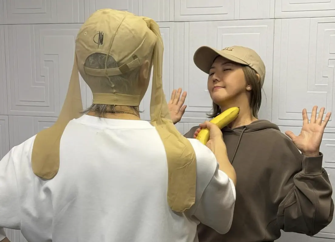 ▲周星馳（左）為搶孫燕姿（右）演唱會門票，不惜絲襪套頭、拿香蕉打劫，孫燕姿舉雙手投降，最後星爺搶到10張票，高喊：「我不難過了！」（圖／翻攝自周星馳IG@stephenchow）