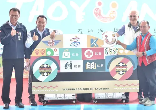 ▲公路局高雄市區監理所與高雄市政府交通局共同舉辦桃源區幸福共享巴士啟用營運儀式，是由高雄市區監理所所長劉育麟(左2)與高雄市政府副秘書長王宏榮(左1)共同主持。(圖／高雄市區監理所提供)