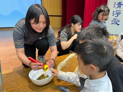 ▲此次特別攜帶狗鯊卵鞘及海星走進校園，讓教室瞬間化身為小型水族館，引來師生驚呼連連。（圖／基金會提供）