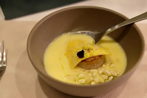 ▲法式玉米湯強調是「全食料理」的概念，用上玉米各部位。（圖／記者葉盛耀攝）