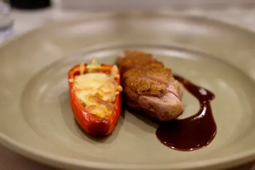 ▲宜蘭櫻桃鴨胸火候極佳，皮脆肉嫩又多汁。（圖／記者葉盛耀攝）