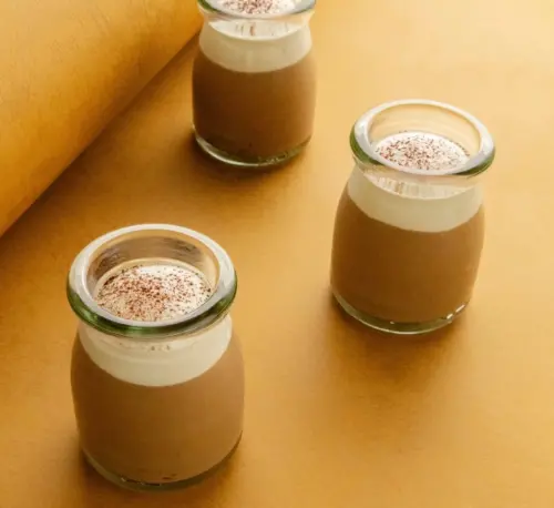 ▲台南晶英酒店邀甜點大師阿萊克西斯Alexis Bouillet，選用益生菌低碳米打造醇黑巧克力米布丁杯。（圖／台南晶英提供）