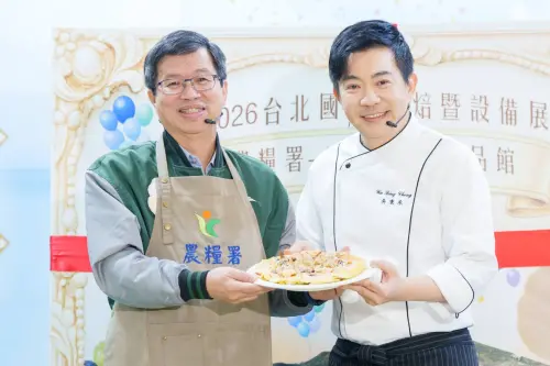 ▲農糧署黃昭興副署長（左），名廚吳秉承，宣導國產米穀粉的優秀品質及實用性。（圖／農糧署提供）