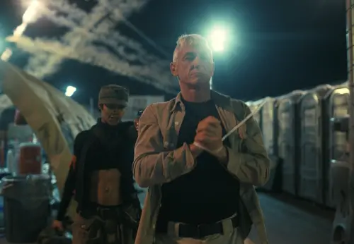 ▲西恩潘（右）在《一戰再戰》飾演最大反派。（圖／翻攝自IMDb）