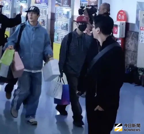 HIGHLIGHT抵台收滿禮物！斗俊舉手求饒沒手拿　被粉絲寵到投降