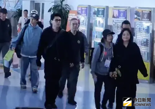 ▲HIGHLIGHT現身小港機場接機大廳時，滿手都是禮物。（圖／讀者提供）