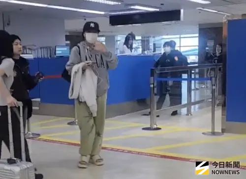 ▲李泳知以帽T、口罩、拖鞋的休閒打扮出國，相當親民零距離。（圖／讀者提供）
