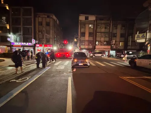 ▲肇事的李男稱自己有青光眼加上A柱擋到視線釀禍，被撞的鍾婦則受有四肢及胸腔擦挫傷。（圖／警方提供）