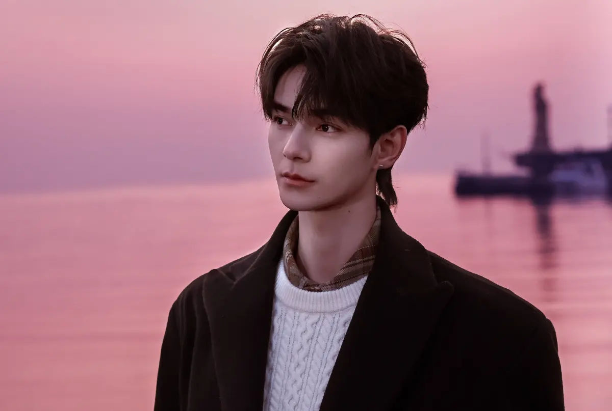 ▲何昶希（如圖）日前因接BL劇後，遭古裝劇《逐玉》AI換臉，形同被軟封殺，不料他竟不懼爭議，在今（13）日官宣BL劇《初三的六一兒童節》男CP何衍朝，讓陸粉全看傻。（圖／微博@何昶希HCX）