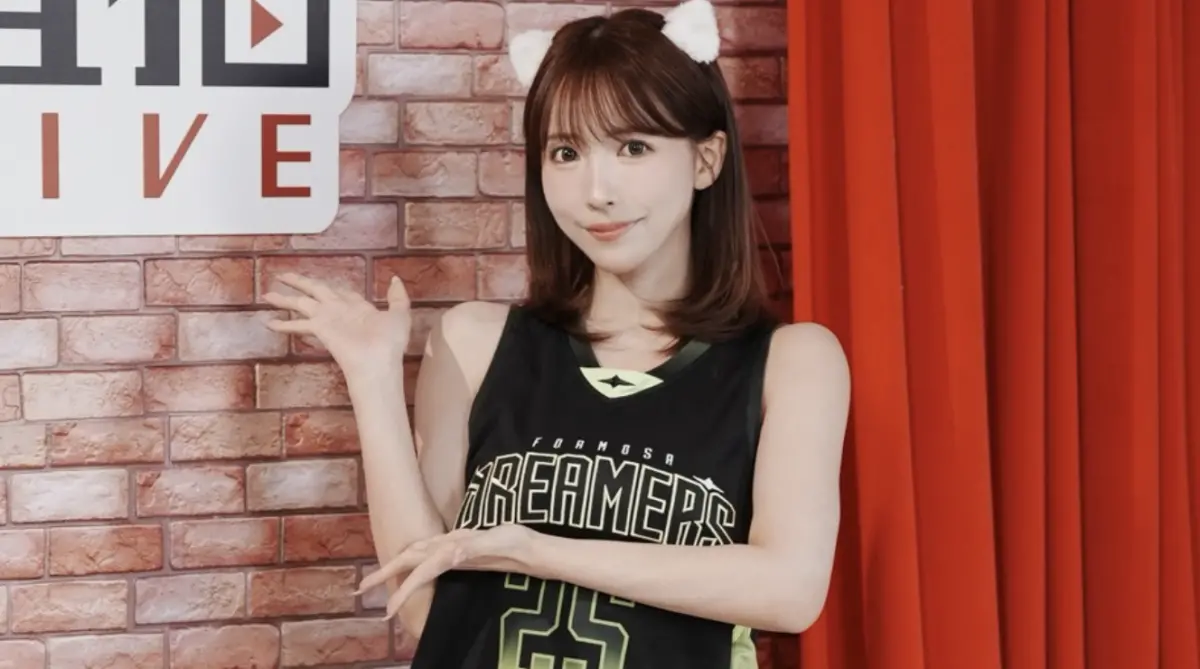 ▲日本女神三上悠亞（如圖）與「台灣第一美胸」梓梓（董梓甯）同屬職籃夢想家啦啦隊「Formosa Sexy」成員，昨（12）日於「浪LIVE」合體開直播，分享台灣與日本啦啦隊文化差異。（圖／浪LIVE提供）