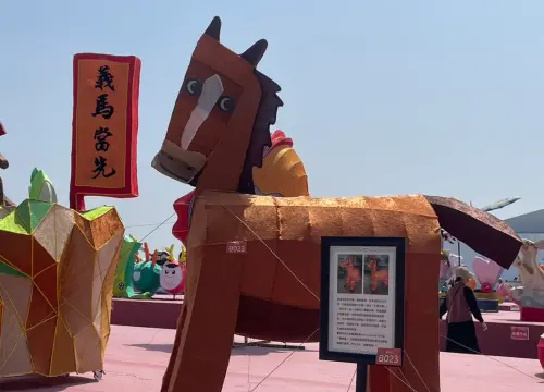 ▲台灣燈會「馬盯尼」在網路討論度極高，最大原因在於其燈飾雖然造型十分簡單，但不論以各種角度去觀看，都會產生那匹馬盯著你的錯覺。（圖／記者陳雅雲攝）