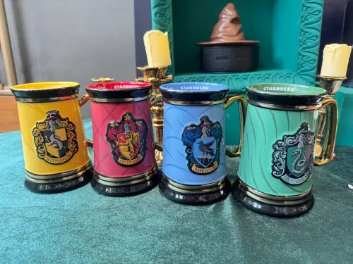 ▲「變色霍格華茲學院馬克杯」，只要盛裝熱飲時，杯子將悄然顯現隱藏圖案，每個售價1400元。（圖／記者鍾怡婷攝）