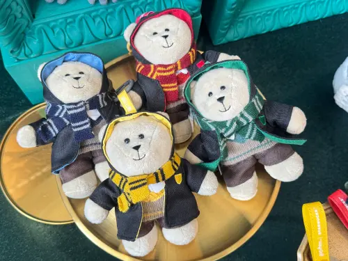 ▲哈利波特學院MINI熊寶寶，點「蜂蜜公爵爆爆星冰茶」，即可加價650元獲得一款。（圖／記者鍾怡婷攝）