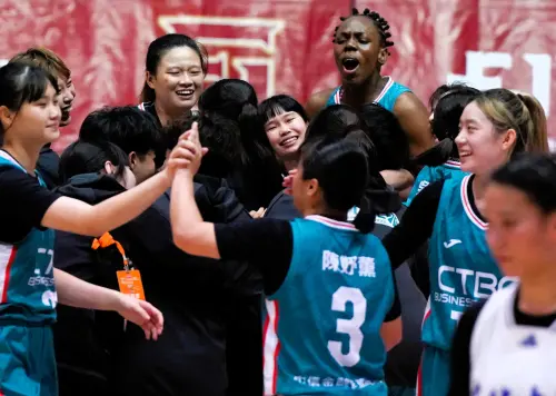 ▲校長施光訓和贊助企業全力支持，中信金融管理學院女籃寫下隊史新篇章。(圖/UBA提供)