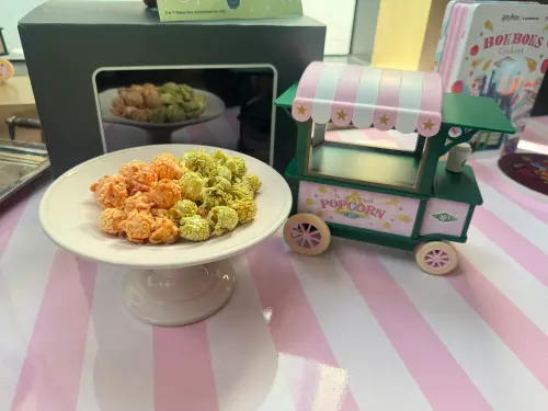 ▲「爆米花推車收納組」售價1380元，組合附贈貼紙可自由裝飾推車櫥窗或於日常中依創意需求使用。（圖／記者鍾怡婷攝）