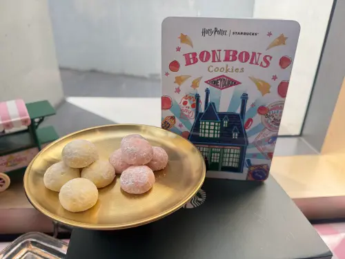 ▲「蜂蜜公爵精選糖餅」每組售價450元，檸檬香草風味清新明亮，如陽光凝結成的滋味；草莓風味則綻放出柔和果香與溫暖甜意。（圖／記者鍾怡婷攝）