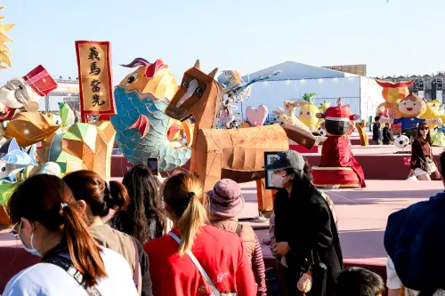 ▲「馬盯尼」靈感來自於美國魔術師Jerry Andrus的作品「轉頭龍」，利用視覺錯視原理產生頭在扭轉看鏡頭的錯覺，所以也叫「扭頭馬面」。（圖／2026台灣燈會在嘉義官網）