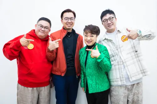 ▲《陽光女子合唱團》導演林孝謙(左1)、編劇呂安弦(右1)、主演翁倩玉(右2)與台灣大內容發展副總經理鄭偉柏(左2)一同手比7，象徵《陽光》票房正式突破7.3億元。（圖／台灣大哥大提供）