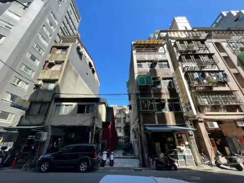 ▲重建前基地現況。該案屋齡超過 40 年，過去因私有地與國有地交錯導致產權碎裂，整合難度極高，曾一度陷入重建僵局 。（圖／國家住都中心提供hurc.org.tw/）