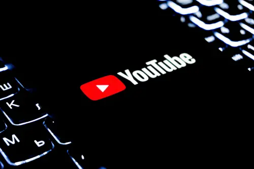 ▲Google近日宣布重要政策，表示YouTube將推出「30秒不可跳過廣告」，主要針對專門為聯網電視（CTV），也就是電視版YouTube與串流裝置的觀看族群，免費用戶在電視上觀看YouTube影片時，有機會遇到最長30秒且無法略過的廣告。（圖／取自unsplash）
