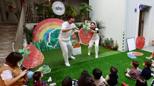 ▲ 《好餓的毛毛蟲秀》將繪本故事轉化為立體展演，引導孩子從觀看走入閱讀情境。莉莉貝莊園托嬰中心亦提出「幼兒第一次進劇場」四段式準備流程。（圖／記者陳美嘉翻攝）