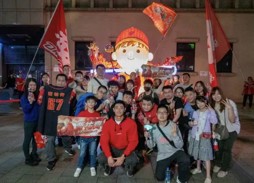 ▲3月1日曹祐齊驚喜現身《台北主場・奔龍而上》燈組與民眾合影。（圖／味全龍提供）