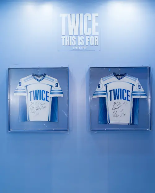 ▲TWICE快閃店展示成員簽名球衣。（圖／Live Nation Taiwan）