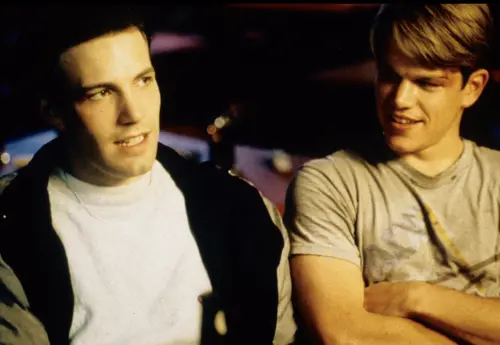 ▲麥特戴蒙（右）與班艾佛列克（左）以《心靈捕手》獲得奧斯卡最佳原著劇本獎，知名度也迅速大漲，成為好萊塢大牌。（圖／摘自IMDb）