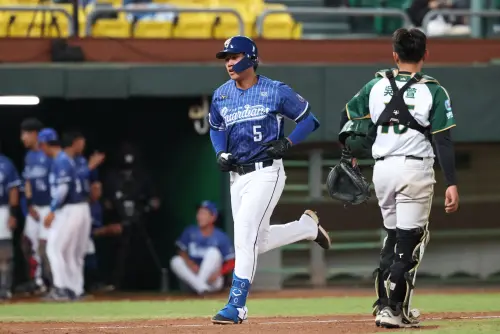 ▲富邦悍將王念好從黃子鵬手中敲出陽春砲，是中職今年官辦熱身賽首轟。（圖／富邦悍將提供）