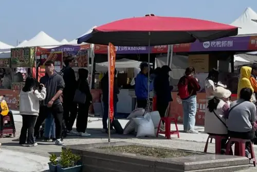 ▲台灣燈會市集雖然有設立座位區，但仍無法負荷龐大的人流，不少人會直接站著吃，或是坐在自行攜帶的推車上，對於買熱食想現場享用比較不便。（圖／翻攝Threads）