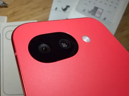 ▲Google Pixel 10a相機平整的收入機身內，相機板與背蓋齊平，放入口袋更滑順，隨意平放在桌面上也不會有蹺蹺板的感覺。（圖／記者周淑萍攝）