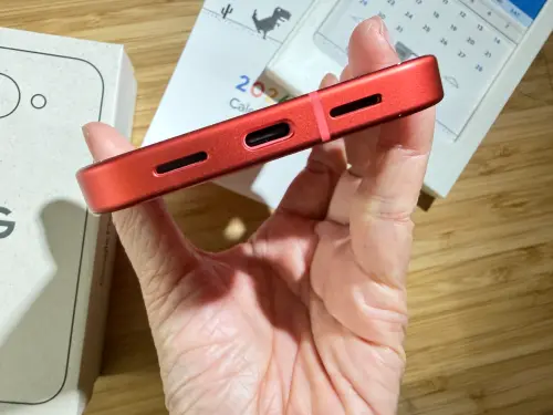 ▲Google Pixel 10a配備了 5100 mAh 大容量電池，支援 30W有線充電與10W 無線充電。（圖／記者周淑萍攝）