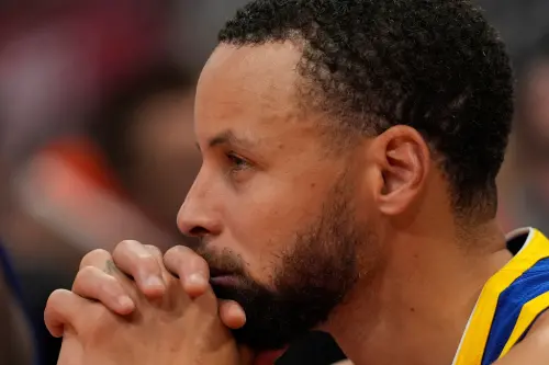 ▲柯瑞（Steph Curry）進入生涯末期，勇士高層預計將展開猛烈追求，試圖讓柯瑞與詹皇在灣區夢幻聯手，完成最後的奪冠拼圖。（圖／美聯社／達志影像）