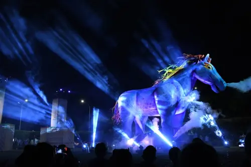 ▲巨型機械裝置《雨馬》高達 10 公尺、長 13 公尺、重達 7 噸。（圖／翻攝台灣燈會在嘉義官網https://2026taiwanlanternfestival.org/）