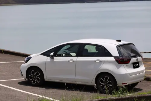 ▲Honda FIT e:HEV 側面線條流暢，不僅展現日系車「窗明几淨」的開闊視野，極高的中古保值率也讓它成為 2026省油車排行 榜首。在 能源危機 陰影下，它是內行通勤族對抗 油價預估 漲勢的最佳 油電車推薦 選擇。（圖／翻攝自 Honda Taiwan 粉絲團﻿）