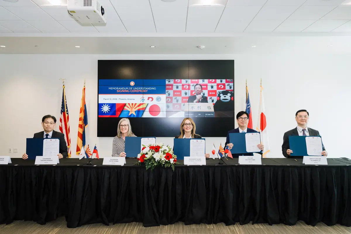 ▲台美日跨海連線！高雄市長陳其邁與亞利桑那州長Katie Hobbs、熊本縣知事木村敬簽署三方合作備忘錄。（圖／高市府提供）