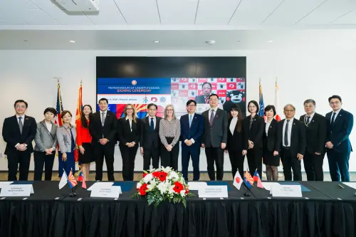 ▲聚焦半導體產業韌性，高雄市長陳其邁、亞利桑那州長霍布斯與熊本縣知事木村敬於完成簽署三方合作備忘錄後，率三方團隊合影留念。（圖／高市府提供）