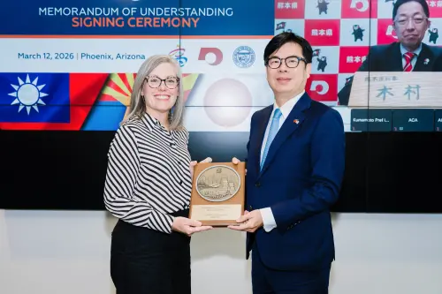 ▲高雄市長陳其邁致贈客製化城市銘版予亞利桑那州長霍布斯（Katie Hobbs），象徵合作新里程碑。（圖／高市府提供）